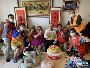新北市榮民服務處陳重榮組長7日率同仁及榮欣志工，赴汐止區為百歲榮民王德潤祝壽