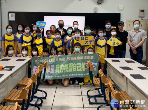 110年媒體識讀「影創小學堂-我的校園自己拍」巡迴影片製作教學活動，7日來到泰山明志國小，邀請輔仁大學傳播系來為5年3班的同學授課