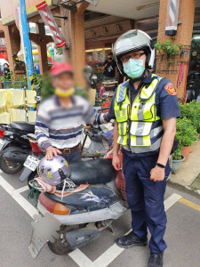 阿伯虔誠祈福觀神豬、忘記機車放哪裡求助警找車


