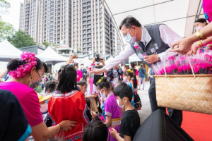 活動集結在地美食、文創市集和多個表演節目，母親節的溫馨氣氛活絡買氣 