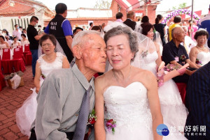 100對老尪某著婚紗禮服走秀見證幸福。圖／彰化縣政府提供