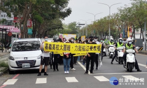 嘉義高校團體走上街頭，力挺稻江受教權/陳致愷攝影