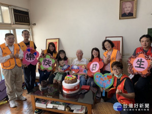 新北市榮民服務處藍瑞玲組長10日率同仁及榮欣志工，赴新店區為百歲榮民吳舜嘉祝壽