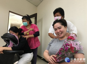 虎尾就業中心為慶祝母親節，感謝職業婦女為「家庭」與「勞動市場」的付出，安排視障按摩師蒞企業免費服務，大獲好評。
