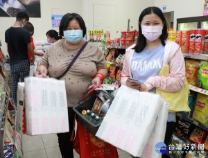 雲林縣工商經營研究社贊助25萬元邀請家扶150戶親子超商開心購物，將滿滿的祝福與家人分享，溫馨過節。