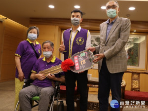 道教皇天功德會捐贈1輛高頂福斯雙乘座復康巴士給新北市政府，副市長謝政達代表受贈