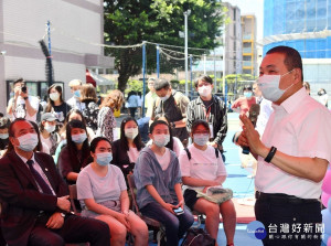 校園就業博覽會邀請新北市長侯友宜擔任職涯開講嘉賓，分享說他41年都是在做公務人員，一開始選擇做別人都不想當的刑警，鼓勵同學第一份工作找自己開心的事做