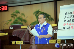 ▲石門水庫清淤有疑問！林正峰議員：為何清河道砂石、不清庫區淤泥？(圖/市議會提供)

