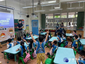 板橋區公所政風室為使學童提升品德教育與廉能觀念，日前於板橋國小附設幼兒園辦理「校園誠信廉潔宣講活動」