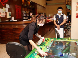 嘉義市府加強電子遊藝場防疫宣導/陳致愷翻攝