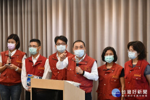 新北市長侯友宜12日下午於記者會中表示，新北市務必做好全力備戰，已做好三級警戒整備，強調要採取「堅壁清野」戰術 （記者黃村杉攝）