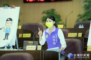 ▲水肥溢出道路龜山居民苦  陳雅倫議員：市府應增列「三振條款」。(圖/市議會提供)
