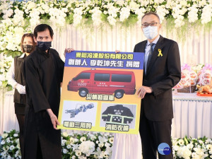 李董事長家屬捐贈新北市消防局約235萬元的消防車輛及裝備器材，謝政達副市長代表受贈，並回贈感謝狀