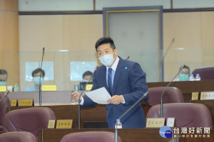 ▲爭取公幼、公拖、社福用地，桃議員簡智翔：撥用小檜溪重劃區萬坪空地。（圖／市議會提供）

