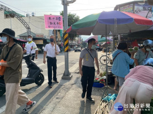集集鎮長陳紀衡巡視菜市場、店家與攤販，宣傳「戴口罩 勤洗手」。