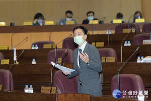 ▲為家長找回教育核心價值，桃議員牛煦庭：成立「家長學苑」。(圖/市議會提供)

