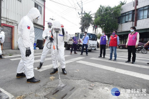 十軍團36化學兵群支援重點區域消毒王惠美偕同副縣長洪榮章與十軍團政戰主任莊少將、彰化縣後備指揮部指揮官巫上校、溪湖鎮長黃瑞珠、彰化縣軍人服務站長劉訓誠、埔心社區理事長許增鏞等人一同前往現地致贈加菜金，感謝備極辛苦的官士兵們。圖／彰化縣政府提供
