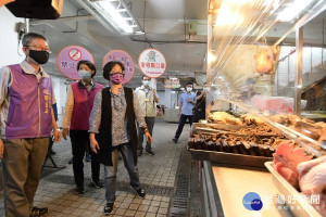 彰化縣長王惠美與溪湖鎮長黃瑞珠今日特別視察溪湖鎮公有市場防疫執行情形。圖／彰化縣政府提供