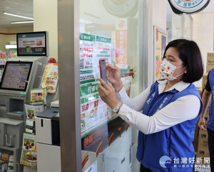 雲林縣長張麗善前往視察學區附近便利超商防疫執行狀況，持續針對公共場所加強宣導相關防疫措施。