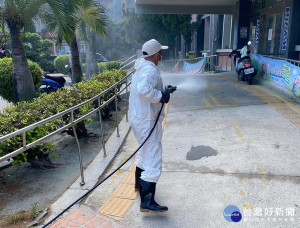各鄉鎮市公所環境消毒不停歇，持續於戶外公共場所、民生熱點及確診者足跡場域，加強消毒作業，確保環境安全。