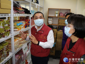 侯友宜20日一早由社會局長張錦麗陪同，在三重社福中心劉彥伯帶領下，視察實物銀行內各項民生物資