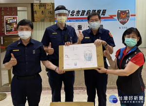 新北市議員黃桂蘭特別致贈三重警分局200個防護面罩，供員警執勤使用