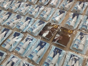 靈鷲山慈善基金會20日下午捐贈1000份愛心防疫包給新北市政府