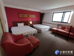 新北市快速率先徵用飯店轉型設置集中檢疫中心，21日上午8點起完成進駐