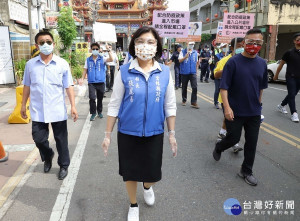 張麗善縣長率各局處首長分別至縣內20鄉鎮市人潮聚集處視察，呼籲鄉親出門一定要戴口罩，保護自己也保護他人。