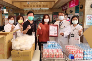 立委馬文君贈送大批包子飲料感謝醫護人員。（立委服務處提供）