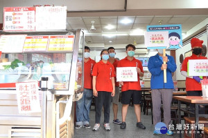 嘉義市建設處前往餐飲店家宣導禁止內用／陳致愷翻攝