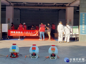 為加強防堵新冠肺炎疫情，新莊區24日於體育場小巨蛋入口處成立「熱區防疫中心」，啟動為期三天的強化三級防疫措施
