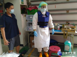 消防局迅速調度112件冷卻背心提供給11個防疫分隊來使用，以避免同仁在密不透風的防護下發生熱衰竭的情形發生
