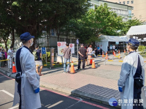 三重區「熱區防疫中心」24日啟動，為強化防疫措施，三重警分局動員轄內警力，執行高頻率車(機)巡及複式巡邏
