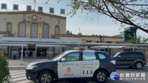 嘉義市警局透過警用巡邏車持續放送防疫措施，時時刻刻提醒民眾防疫優先／陳致愷翻攝