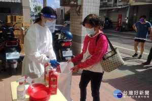 開元食品及副議長蘇俊豪、土庫謝俊煌等家扶委員，送來民生物資給受扶家庭，讓家扶服務不停息。