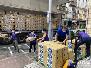 慈濟基金會新北市弱勢家庭，快速採購3千份的民生物資，送到三重和雙和社福中心