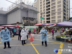 三重警分局26日動員警力全副防護衣前往「水流宮菜市場、力行市場、大同南路攤集區」等傳統集中市場用大聲公實施疫宣導
