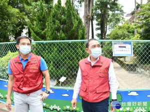 市長侯友宜26日上午前往視察新店及永和熱區防疫中心，並向辛苦的第一線同仁致意