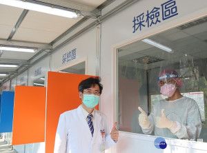 該捐贈檢疫組合屋預計27日啟用，讓醫護再也不用日曬雨淋、大汗淋漓，更避免中暑與熱衰竭的風險，也能讓民眾快速安全的完成採檢