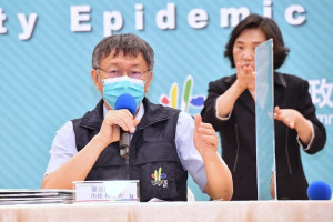 台北市長柯文哲於26日下午的北市疫情記者會上表示，現在台北市有1023個病床可以來收置新冠肺炎病人，下周預計再增300床。（圖／台北市府秘書處媒體事務組）