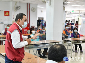 侯友宜27日前往土城熱區防疫中心視察運作情形，並沿和平路了解商家攤販人潮分流情形，呼籲市民貫徹低度活動，落實防疫規範