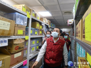 侯友宜28日視察中和實物銀行內食品、日用品，以及防疫用品3大類物資整備情形