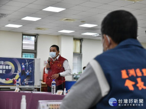 侯友宜前往重陽市民活動中心，聽取熱區防疫中心運作規劃簡報