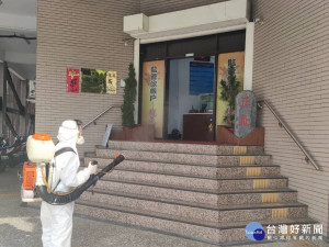 板橋警分局於5月28日及29日分別針對辦公廳舍內部與寢室及相關使用車輛做清消三次，確保辦公環境安全