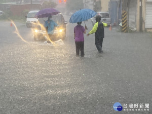 一早縣長王惠美、鹿港鎮長許志宏、水資處長陳詔慶，透早就前往鹿港公會堂附近巡視淹水情形。圖/
彰化縣政府提供