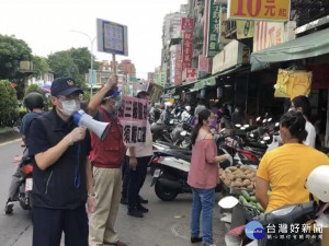 三重警分局長林故廷偕三重區長陳奇正率員前往傳統市場宣導民眾落實量測額溫、實名制登記、強制戴口罩、酒精消毒及確實保持安全社交距離等措施
