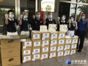慈濟基金會志工赴南投警察局贈防護面罩等。（慈濟提供）