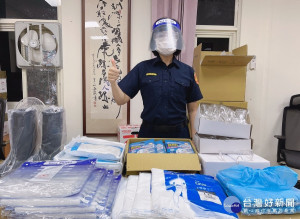 埔里分局獲贈一批防疫物資方分局長特表感謝。（埔里分局提供）