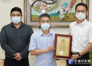 百利國際拍賣有限公司董事長劉曉龍(右)及宗承汽車股份有限公司協理許哲瑜(左)，捐贈嘉義市警局20台筆電／陳致愷攝影
